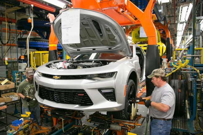 2016-chevrolet-camaro-pilot-production-begins-at-gm-lansing-grand-river-assembly-plant_1