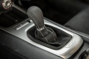 2014-Chevrolet-Camaro-SS-1LE-gear-shift-knob